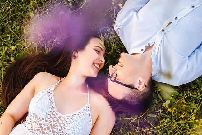 Deux amants allongés sur l'herbe ensemble.
